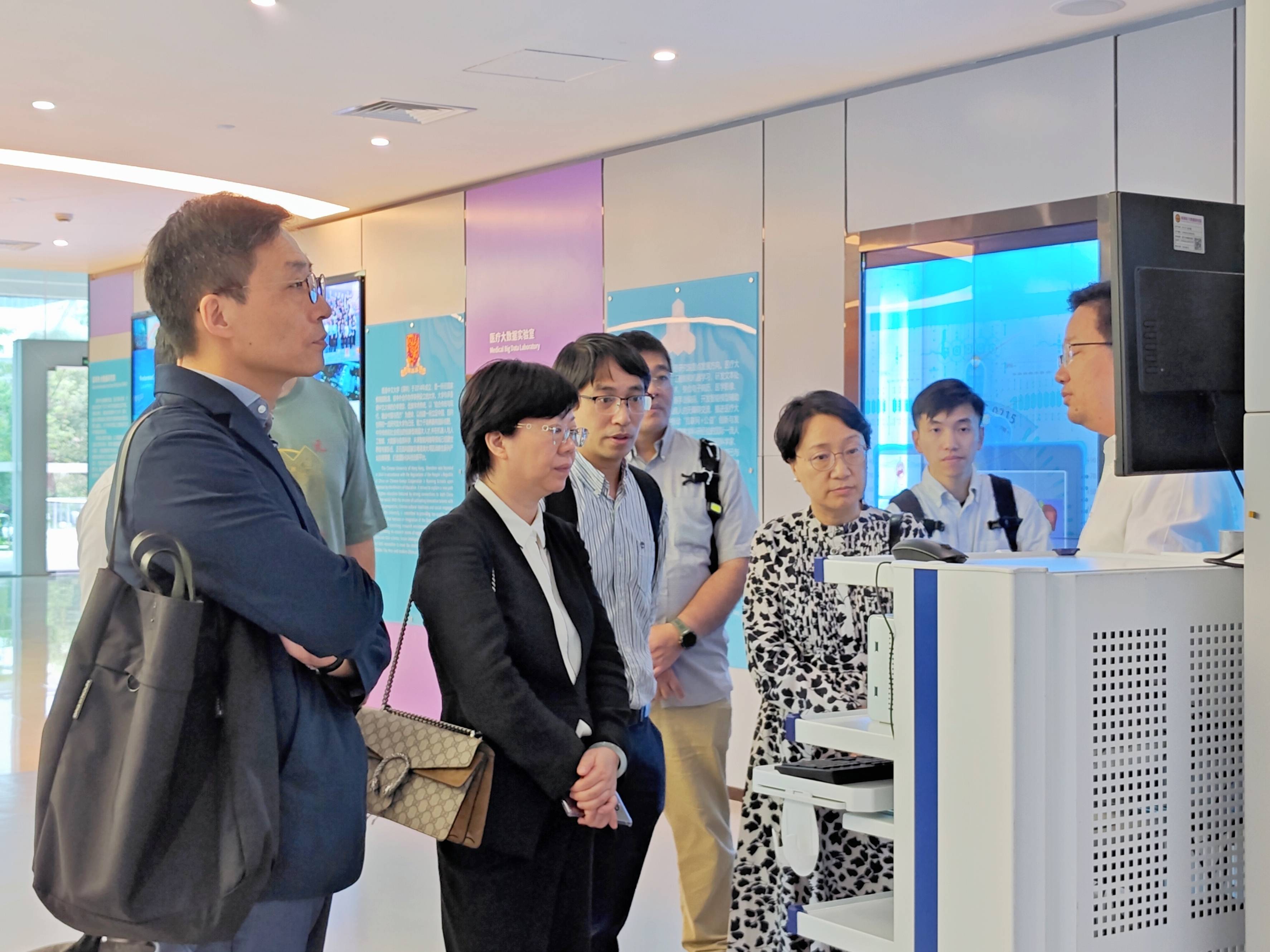 中国移动香港公司董事长凌浩一行到深圳市大数据研究院参观调研 | SRIBD官网